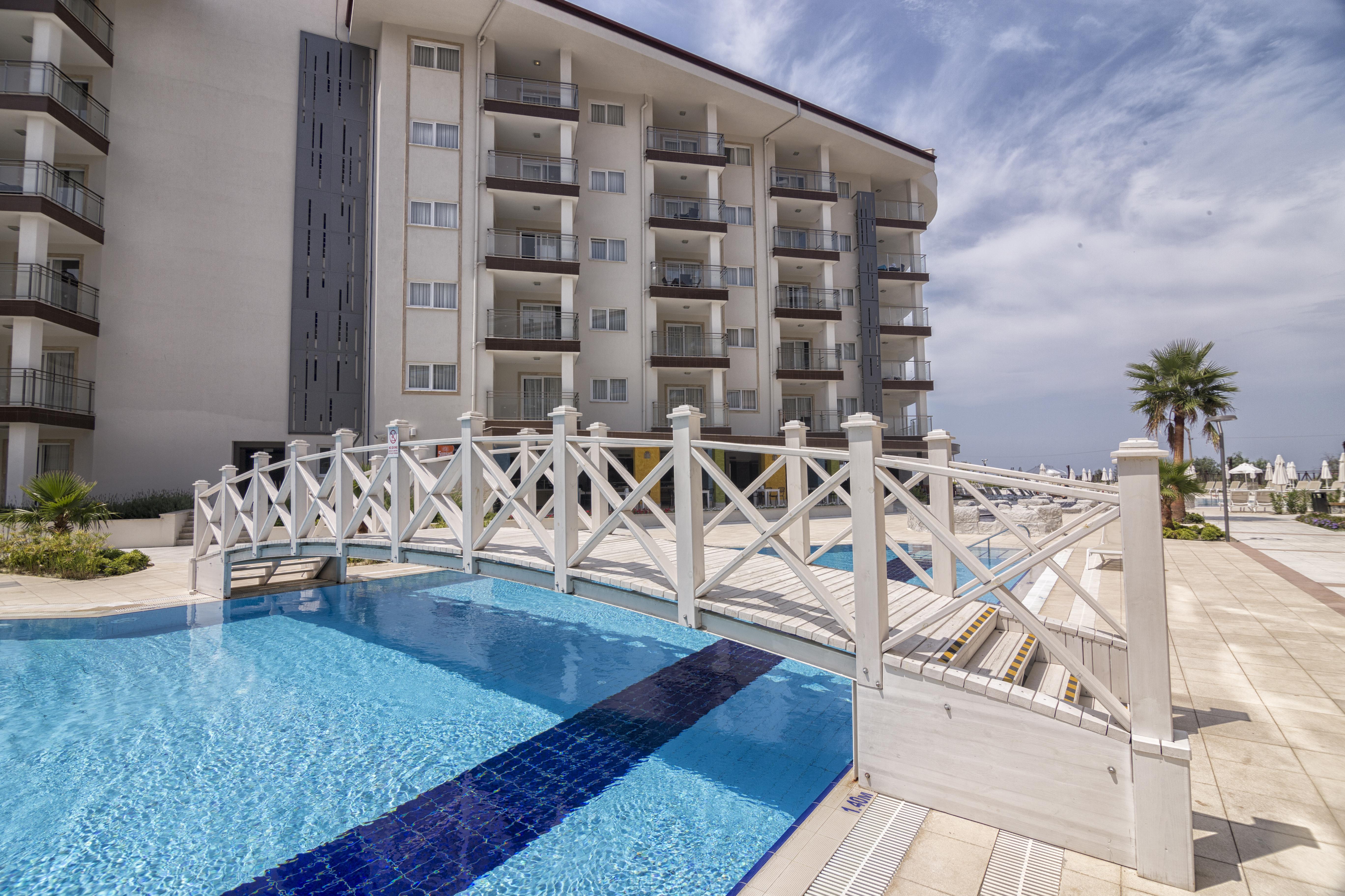 Ramada Hotel & Suites By Wyndham Kusadası Exterior foto