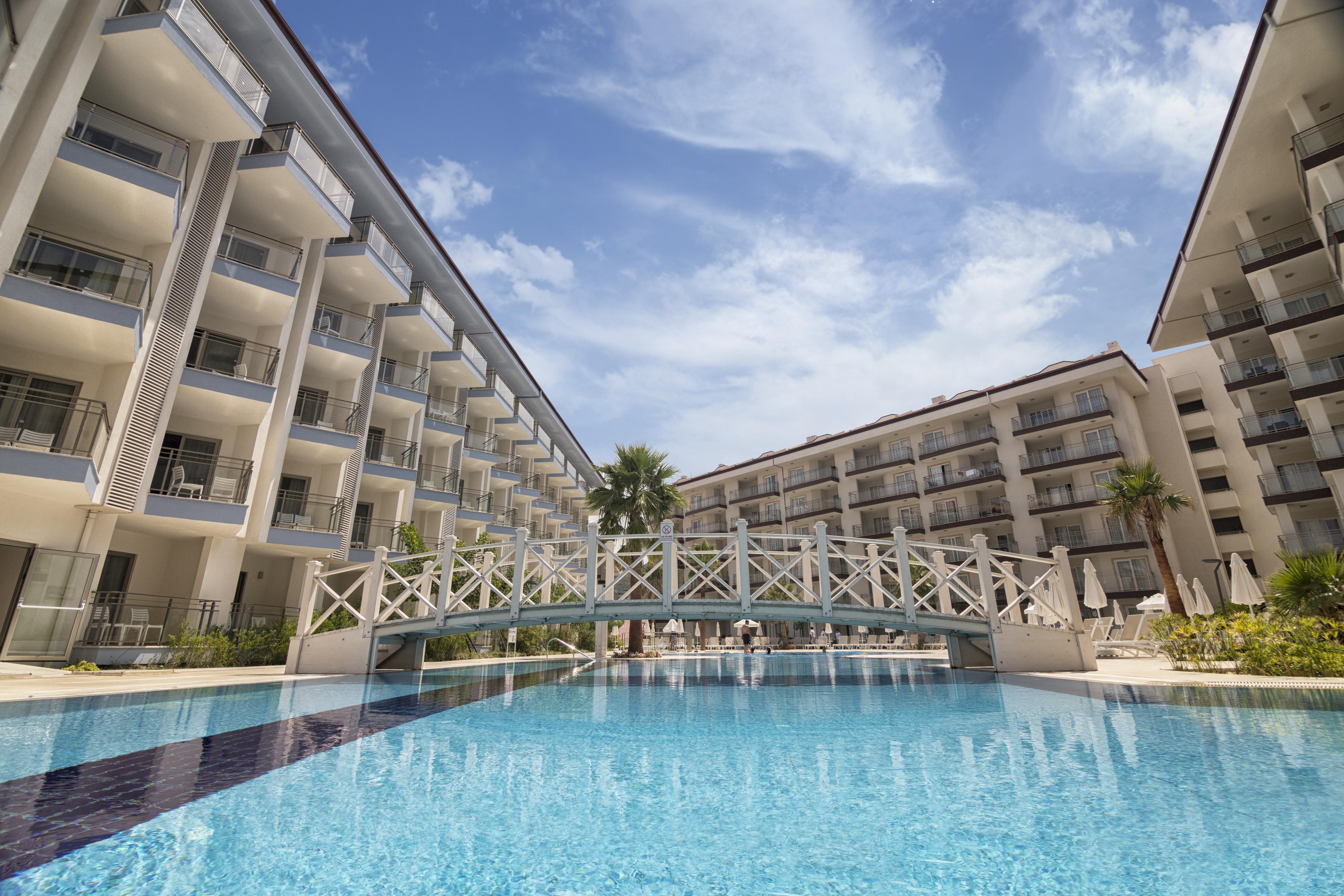 Ramada Hotel & Suites By Wyndham Kusadası Exterior foto