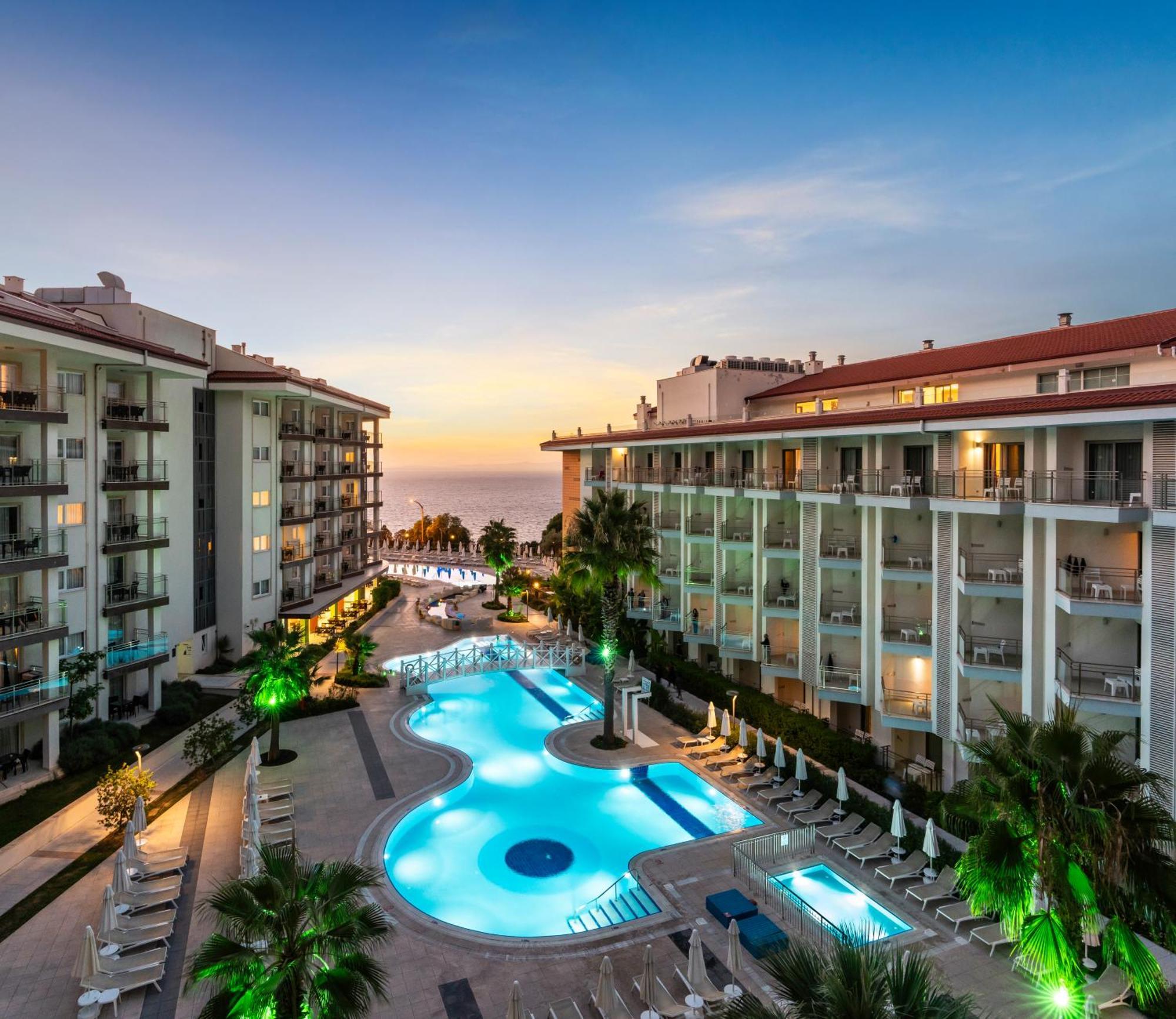 Ramada Hotel & Suites By Wyndham Kusadası Exterior foto