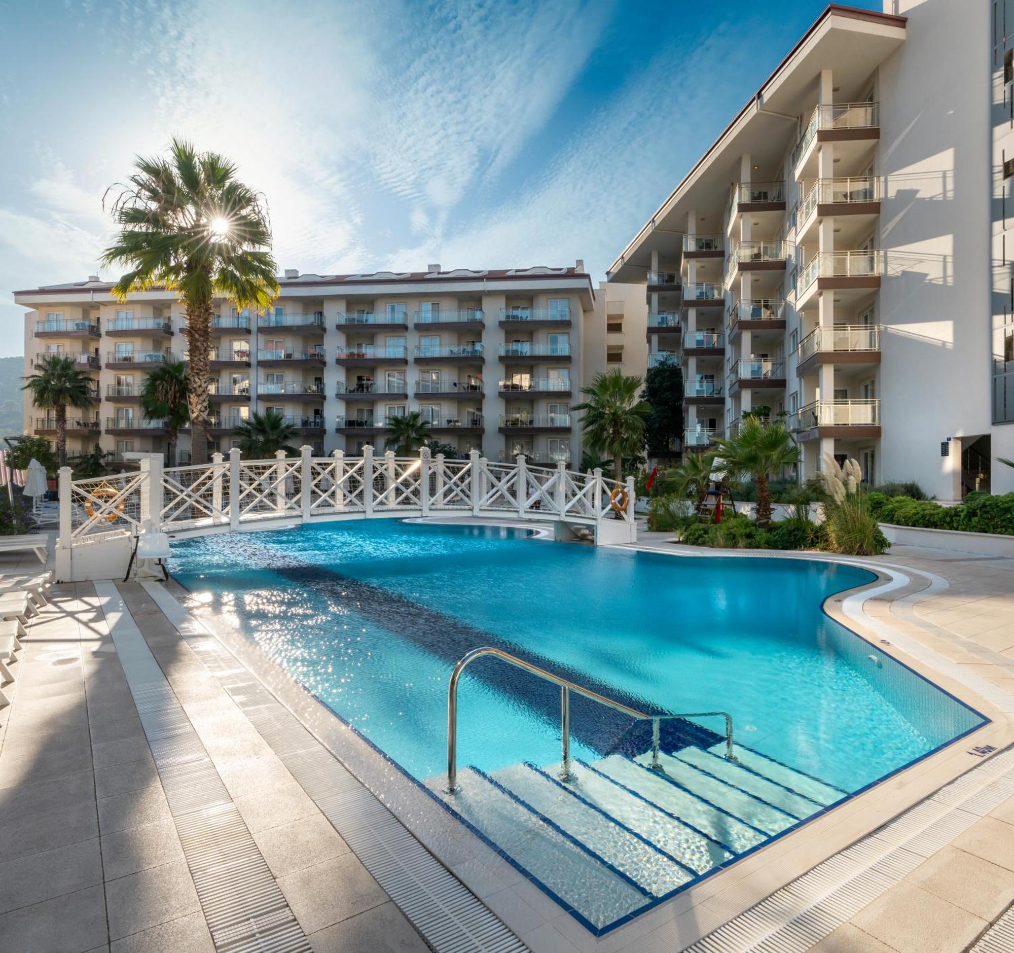 Ramada Hotel & Suites By Wyndham Kusadası Exterior foto